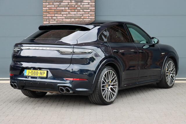 Porsche CAYENNE Coupé 4.0 Turbo S E-Hybrid Aut8 | 680pk | Achterasbesturing | Keramisch | Panoramadak | PASM | Sport-Design-pakket | Sport-Chrono | Burmester High End | Memory | Stoelventilatie | HUD | Verwarmd Stuurwiel | PDLS+ |