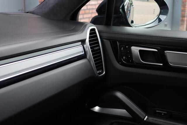 Porsche CAYENNE Coupé 4.0 Turbo S E-Hybrid Aut8 | 680pk | Achterasbesturing | Keramisch | Panoramadak | PASM | Sport-Design-pakket | Sport-Chrono | Burmester High End | Memory | Stoelventilatie | HUD | Verwarmd Stuurwiel | PDLS+ |