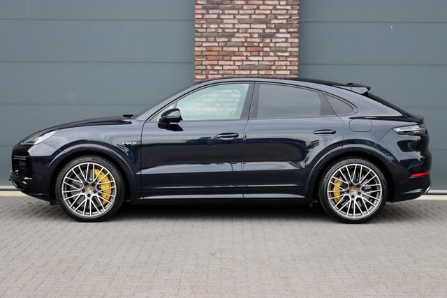 Porsche CAYENNE Coupé 4.0 Turbo S E-Hybrid Aut8 | 680pk | Achterasbesturing | Keramisch | Panoramadak | PASM | Sport-Design-pakket | Sport-Chrono | Burmester High End | Memory | Stoelventilatie | HUD | Verwarmd Stuurwiel | PDLS+ |