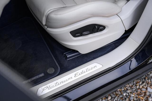 Porsche CAYENNE Coupé 3.0 E-Hybrid Platinum Edition | Blauw-Beige-Krijt | 1e. Eig.