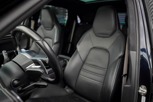 Porsche CAYENNE 3.0 E-Hybrid / Pano / 4Wielsturing / InnoDrive / Clanck / Trekhaak / Luchtvering / NL Auto