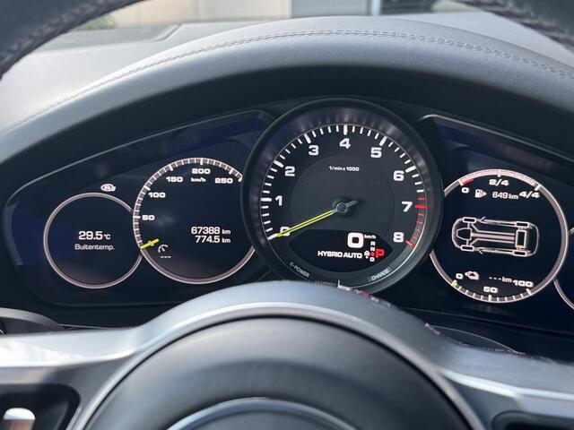 Porsche CAYENNE 3.0 E-Hybrid 462 pk | Sportuitlaat | Panorama | Trekhaak | Leder dashboard