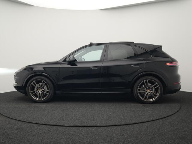 Porsche CAYENNE 3.0 E-Hybrid Plug In Hybrid 462pk Dealer O.H PHEV | Panodak | Luchtvering | 4 Wiel Besturing | PDLS+ | Adaptive Cruise | Sportchrono | Softclose |21"L.M | 14 Weg Lederen Sportstoelen & Memory |