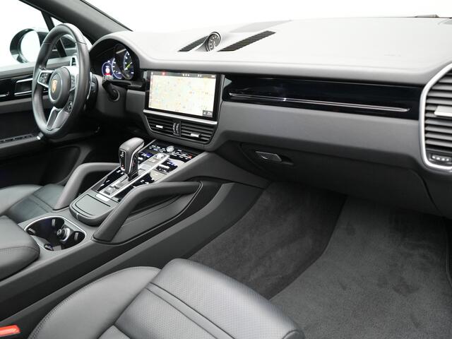 Porsche CAYENNE 3.0 E-Hybrid Plug In Hybrid 462pk Dealer O.H PHEV | Panodak | Luchtvering | 4 Wiel Besturing | PDLS+ | Adaptive Cruise | Sportchrono | Softclose |21"L.M | 14 Weg Lederen Sportstoelen & Memory |