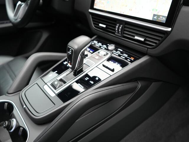 Porsche CAYENNE 3.0 E-Hybrid Plug In Hybrid 462pk Dealer O.H PHEV | Panodak | Luchtvering | 4 Wiel Besturing | PDLS+ | Adaptive Cruise | Sportchrono | Softclose |21"L.M | 14 Weg Lederen Sportstoelen & Memory |