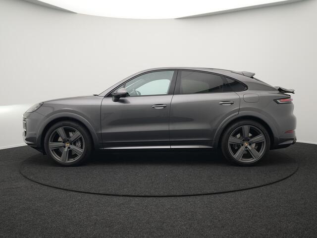 Porsche CAYENNE Coupé 3.0 E-Hybrid Plug In Hybrid 462PK Dealer O.H Facelift PHEV | Panodak | Luchtvering | Sportuitlaat | 4 Wiel Besturing | PDLS+ | Sport Chrono | InnoDrive Adaptive Cruise | SportDesign | Head up | Soft Close | 22"L.M | 360 Camera | 18-voudige leder