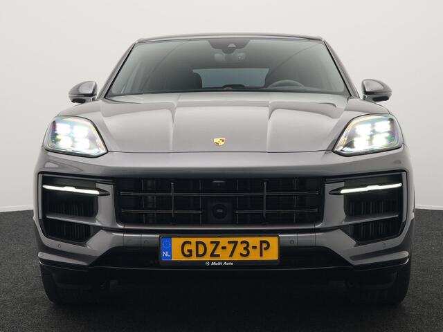 Porsche CAYENNE Coupé 3.0 E-Hybrid Plug In Hybrid 462PK Dealer O.H Facelift PHEV | Panodak | Luchtvering | Sportuitlaat | 4 Wiel Besturing | PDLS+ | Sport Chrono | InnoDrive Adaptive Cruise | SportDesign | Head up | Soft Close | 22"L.M | 360 Camera | 18-voudige leder