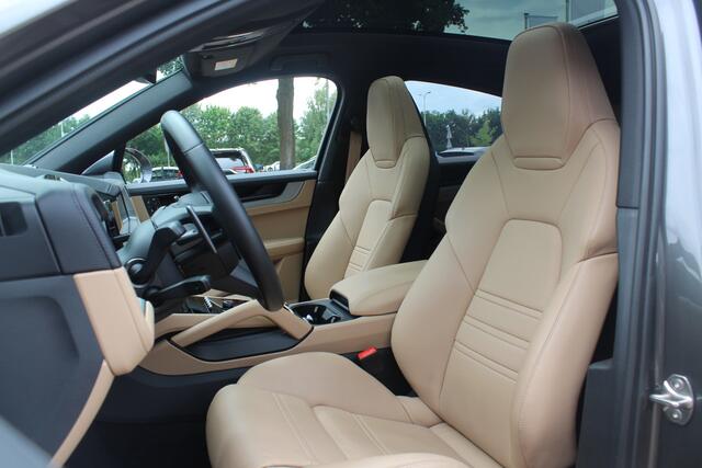 Porsche CAYENNE Coupé 3.0 E-Hybrid / Trekhaak / Panoramadak / Camera / Head-up / Passenger Display / 22'' / Softclose / Bose / Sfeerverlichting / Keyless / Luchtvering / Sportuitlaat / Stuurverwarming / Sportdesign + Chrono /