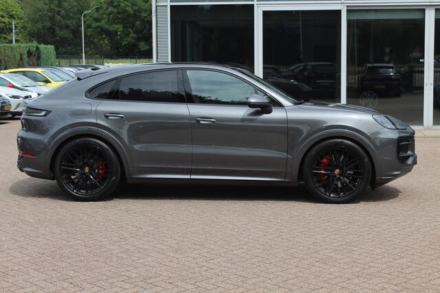 Porsche CAYENNE Coupé 3.0 E-Hybrid / Trekhaak / Panoramadak / Camera / Head-up / Passenger Display / 22'' / Softclose / Bose / Sfeerverlichting / Keyless / Luchtvering / Sportuitlaat / Stuurverwarming / Sportdesign + Chrono /