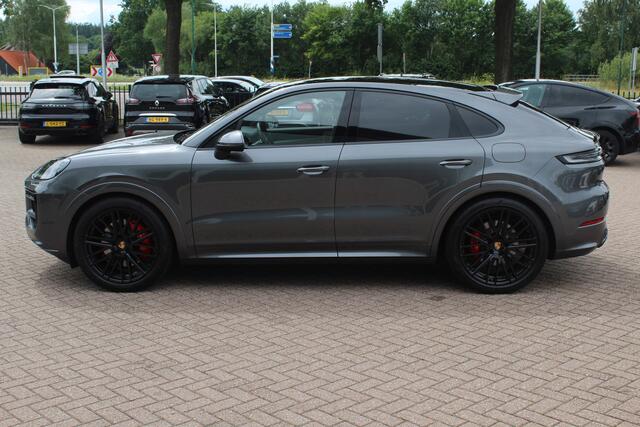 Porsche CAYENNE Coupé 3.0 E-Hybrid / Trekhaak / Panoramadak / Camera / Head-up / Passenger Display / 22'' / Softclose / Bose / Sfeerverlichting / Keyless / Luchtvering / Sportuitlaat / Stuurverwarming / Sportdesign + Chrono /