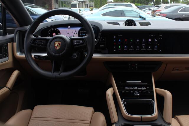 Porsche CAYENNE Coupé 3.0 E-Hybrid / Trekhaak / Panoramadak / Camera / Head-up / Passenger Display / 22'' / Softclose / Bose / Sfeerverlichting / Keyless / Luchtvering / Sportuitlaat / Stuurverwarming / Sportdesign + Chrono /