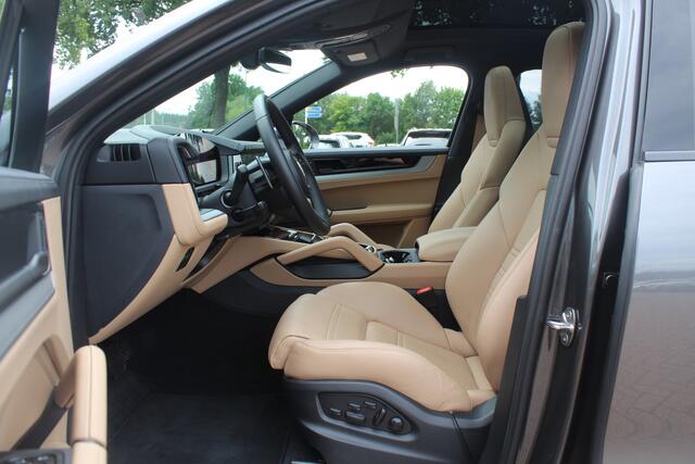 Porsche CAYENNE Coupé 3.0 E-Hybrid / Trekhaak / Panoramadak / Camera / Head-up / Passenger Display / 22'' / Softclose / Bose / Sfeerverlichting / Keyless / Luchtvering / Sportuitlaat / Stuurverwarming / Sportdesign + Chrono /