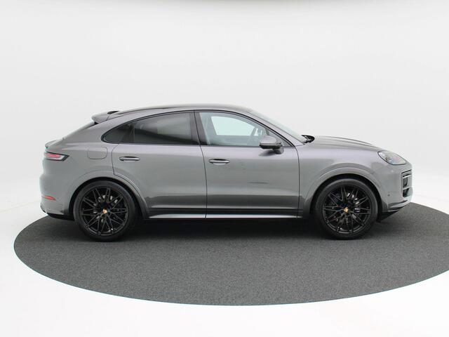 Porsche CAYENNE Coupé 3.0 E-Hybrid | Full LED | Trekhaak | Bose Audio | Panorama Dak | 360? Camera | Carplay | 18 Ledig Elektrische Stoelen | Parkeersensoren | Adaptive Cruise | Stoel Verwarming en Ventilatie | Navigatiesysteem | 22 Inch | 23.710 Km!!