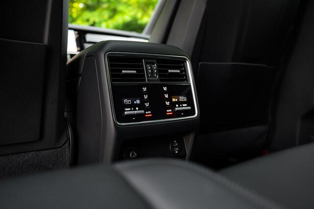 Porsche CAYENNE Coupé 3.0 Platinum Edition | 1e Eig.| RearSeat Ent | ACC | Sportuitlaat