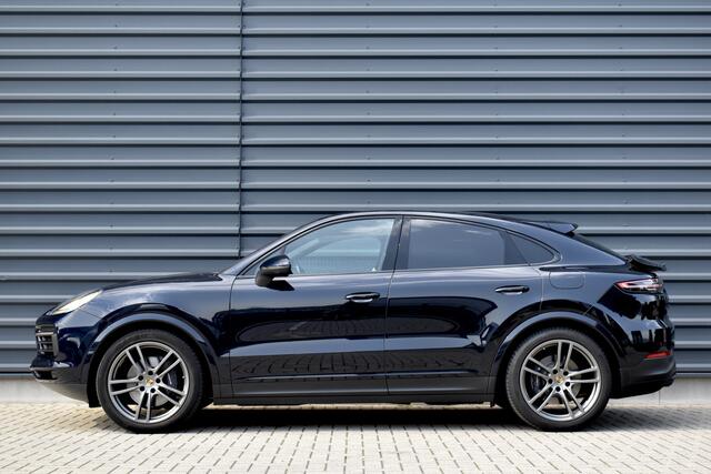 Porsche CAYENNE Coupé 3.0 E-Hybrid 462pk | Panoramadak | Sport Chrono | 360 Camera | 21'' Velgen | Luchtvering | Stuurverwarming | Stoel + Achterbankverwarming | LED Achterlichten donker |