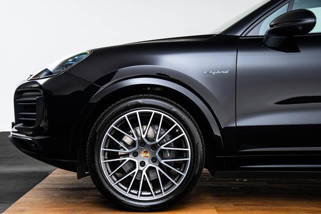 Porsche CAYENNE 3.0 E-Hybrid Panoramadak - Comfortstoelen - Stuurbekrachtiging Plus - Sport Chrono Pakket - Sound systeem BOSE - Head Up - Parkassist voor/achter - 3D Surround View - Luchtvering -
