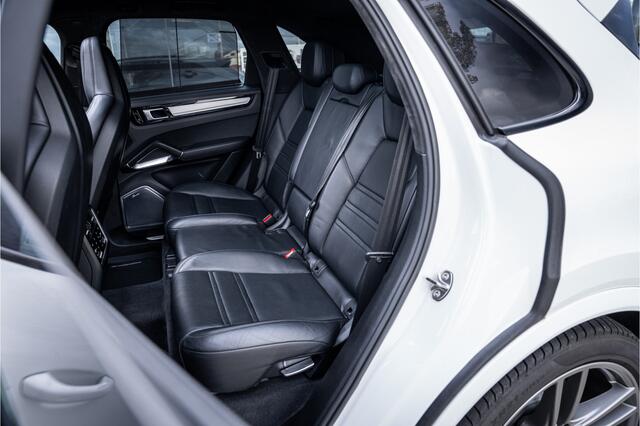 Porsche CAYENNE 4.0 Turbo ** PCCB** Burmester ** Approved ** Panodak ** Trekhaak ** 18-weg Sportstoelen 4WS ** Adapt. Cruise ** Softclose ** NP 237K ** NL auto!!