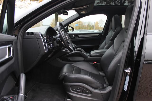 Porsche CAYENNE Coupé 3.0 E-Hybrid Platinum Edition / Panoramadak / 360Camera / Bose / 21'' / Sportdesign+Chrono / Stoelventilatie / Stoelverwarming / Stuurverwarming / Luxe Leder / Luchtvering / Sportuitlaat / Dodehoek / DAB / ACC