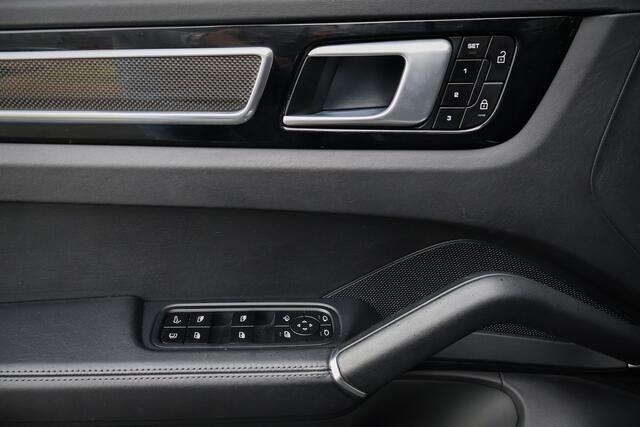 Porsche CAYENNE 3.0 E-Hybrid | NP ¤ 222.577,- | KERAMISCHE REMMEN | 40K TECHART | CLANCK AUDIO | FULL PPF | PASM | PDCC | PCCB | PDLS+ | PANORAMADAK | SOFTCLOSE | ADAPTIVE CRUISE | ACHTERASBESTURING | SPORTUITLAAT | SPORTDESIGN CARBON | STOELKOELING/VERWARMING VOOR & AC 