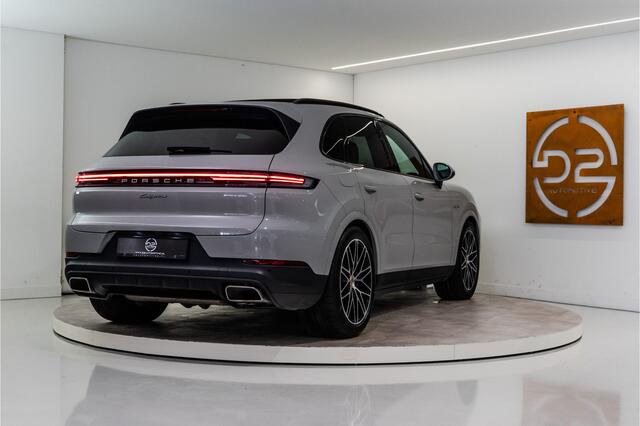 Porsche CAYENNE 3.0 E-Hybrid 470PK | Krijt | Pano | InnoDrive | Sfeer | Bose | Lucht | 12 MND Garantie