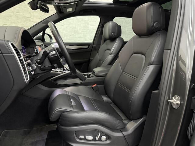 Porsche CAYENNE 3.0 E-Hybrid | Sport-Design | 360 Camera | Burmester | Sport-Chrono | Head-Up | Panorama | Nachtzicht | Stoelventilatie | Keyless-Start | Sport-Uitlaat | 21 inch | Stoelverwarming V+A | Leder | Trekhaak | Luchtvering | Memory | Sfeerverlichting | Dodehoek