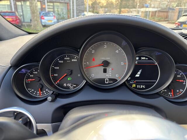 Porsche CAYENNE 4.2 D S Platinum Edition - FULL - Luchtvering / Stoelventilatie / Panoramadak / Standkachel / Sport Chrono / Keyless / Camera / Bose - Elek Trekhaak -