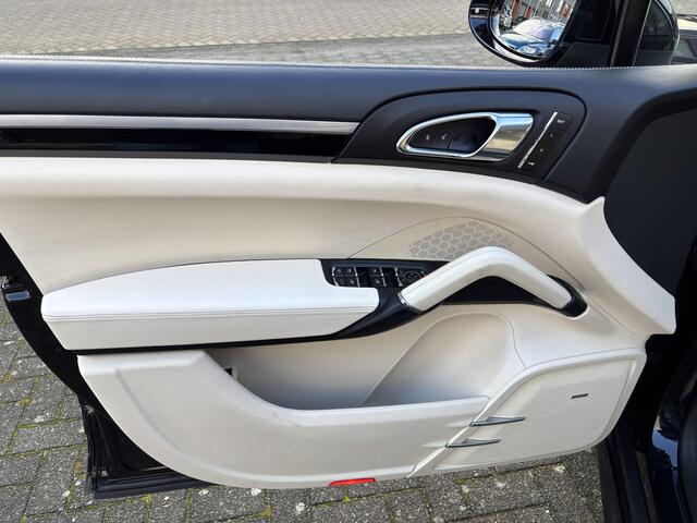 Porsche CAYENNE 4.2 D S Platinum Edition - FULL - Luchtvering / Stoelventilatie / Panoramadak / Standkachel / Sport Chrono / Keyless / Camera / Bose - Elek Trekhaak -