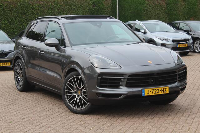 Porsche CAYENNE 3.0 E-Hybrid / SOH 93,5% / Trekhaak / Panoramadak / 360Camera / Head-up / 21'' / Keyless / Bose / Sportchrono / Softclose / Stuurverwarming / Leder / Cruise Control