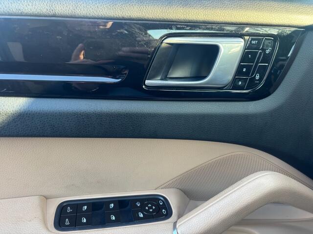 Porsche CAYENNE 3.0 V6 Sport 2018 Panoramdak 22" Velgen