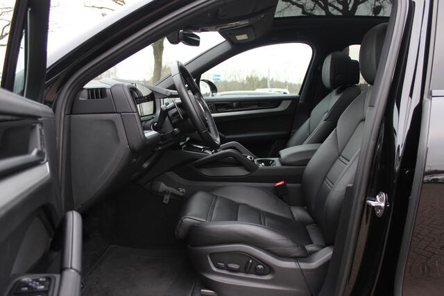 Porsche CAYENNE Coupé 3.0 E-Hybrid / Panoramadak / Camera / Luchtvering / Laser LED / Sportuitlaat / 22'' / Intr.voorverwarming / Sportdesign+Chrono / Bose / Keyless / Stoel+Stuurverwarming / ACC