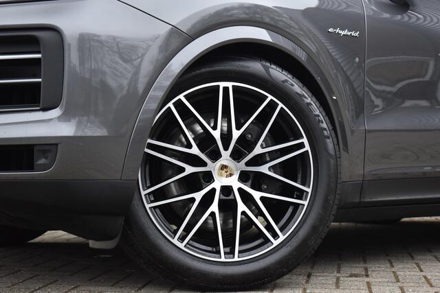 Porsche CAYENNE 3.0 E-Hybrid 470pk Sport Chrono | Panorama | Matrix | ACC | 21'' Wielen | Bose | Trekhaak | Orig. NL |