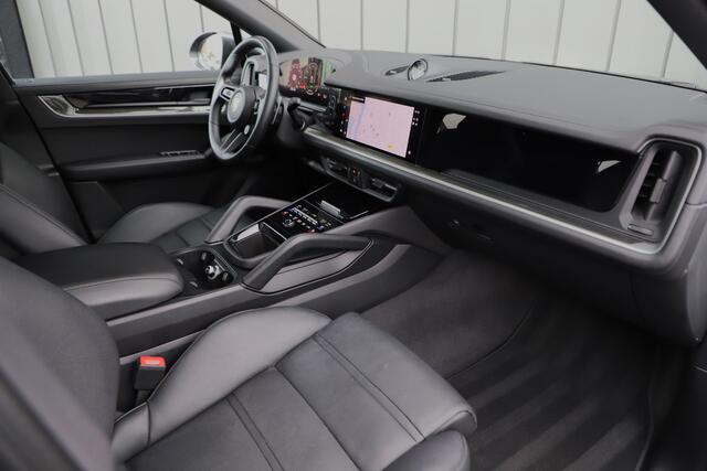 Porsche CAYENNE Coupé 3.0 E-Hybrid | 470PK | Achterasbesturing | Sport-design | Luchtvering | Sport-chrono | Matrix-led | Sfeerverlichting | NL-Auto | 2024.