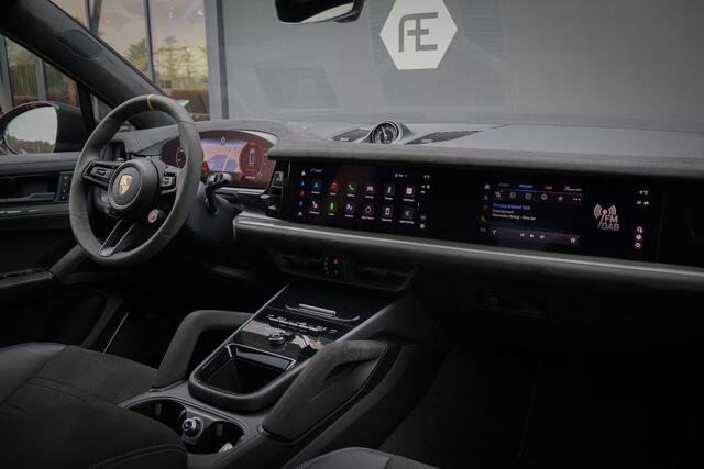 Porsche CAYENNE Coupé Turbo E-Hybrid met GT Pakket | KERAMISCH | 360 CAMERA | STOELVERWARMING | STUURVERWARMING | CARBON IN & EXTERIEUR | SUEDE HEMEL | PASSENGER DISPLAY | SOFTCLOSE | HEAD UP |