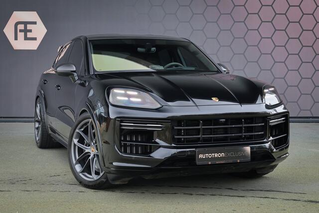 Porsche CAYENNE Coupé Turbo E-Hybrid met GT Pakket | KERAMISCH | 360 CAMERA | STOELVERWARMING | STUURVERWARMING | CARBON IN & EXTERIEUR | SUEDE HEMEL | PASSENGER DISPLAY | SOFTCLOSE | HEAD UP |