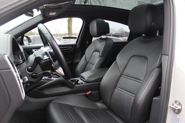 Porsche CAYENNE Coupé 3.0 E-Hybrid / Trekhaak / Panoramadak / 360Camera / Head-up / Achterasbesturing / Bose / Keyless / 22'' / Sportchrono / Sportuitlaat / Carbon intr. / DAB / Stoelverwarming / ACC