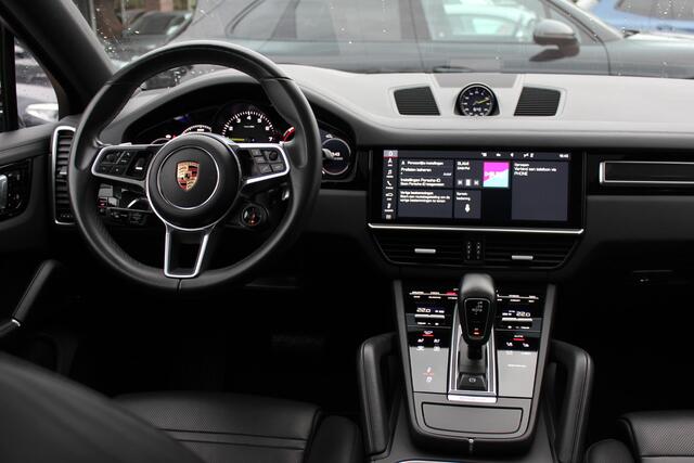 Porsche CAYENNE Coupé 3.0 E-Hybrid / Trekhaak / Panoramadak / 360Camera / Head-up / Achterasbesturing / Bose / Keyless / 22'' / Sportchrono / Sportuitlaat / Carbon intr. / DAB / Stoelverwarming / ACC