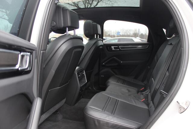 Porsche CAYENNE Coupé 3.0 E-Hybrid / Trekhaak / Panoramadak / 360Camera / Head-up / Achterasbesturing / Bose / Keyless / 22'' / Sportchrono / Sportuitlaat / Carbon intr. / DAB / Stoelverwarming / ACC