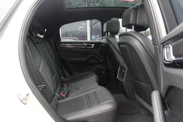 Porsche CAYENNE Coupé 3.0 E-Hybrid / Trekhaak / Panoramadak / 360Camera / Head-up / Achterasbesturing / Bose / Keyless / 22'' / Sportchrono / Sportuitlaat / Carbon intr. / DAB / Stoelverwarming / ACC