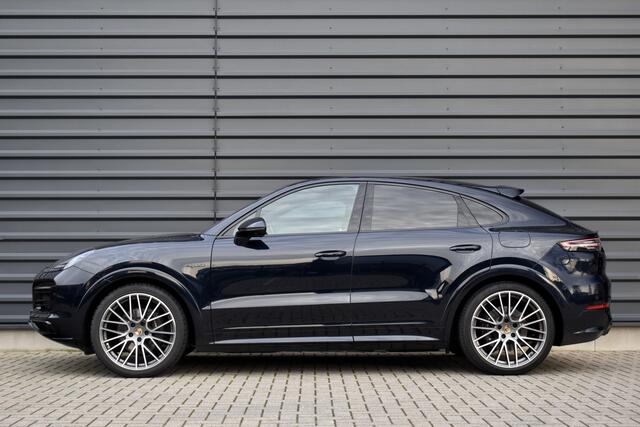 Porsche CAYENNE Coupé 3.0 E-Hybrid 462pk Platinum Edition SportDesign | Pano | ACC | Trekhaak | 22'' Wielen | Bose | Achterasbesturing | Stoelventilatie | Sportuitlaat |