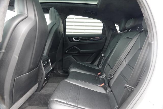 Porsche CAYENNE Coupé 3.0 E-Hybrid | Sport Chrono | Pano | Alcantara | Luchtvering | HUD | Memory | 360 |