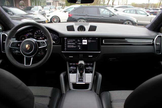 Porsche CAYENNE Coupé 3.0 E-Hybrid 51.833 km! / Trekhaak / Camera / Lichtgewichtpakket / Carbon intr. / Luchtvering / 22'' / Softclose / Boxe / Sportstoelen / Sportdesign+Chrono / DAB / Stoelverwarming / Cruise Control