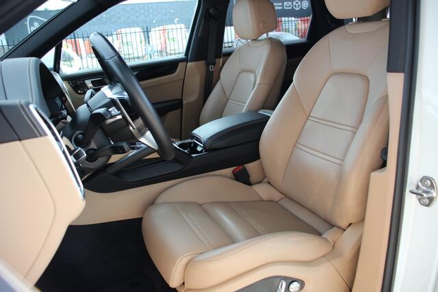 Porsche CAYENNE 3.0 | SportDesign | Pano | Luchtvering | Adaptief cruise control | Stoelkoeling | 22" | 340PK