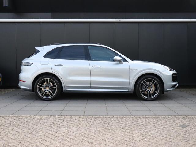Porsche CAYENNE 3.0 E-Hybrid | SPORT-CHRONO | LUCHT-VERING LEDER | PANO-DAK | BOSE | TREKHAAK | ENTERTAINMENT | HEAD-UP | CAMERA | ACHTERAS BEST | CARBON
