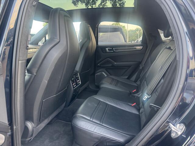 Porsche CAYENNE Coupé 3.0 E-Hybrid / Trekhaak / Panoramadak / 360Camera / Head-up / Burmester / Softclose / Keyless / 21'' / Luchtvering / Nachtzicht / Carbon intr. / Sportdesign+Chrono / Stoelventilatie+Verwarming / Dodehoek