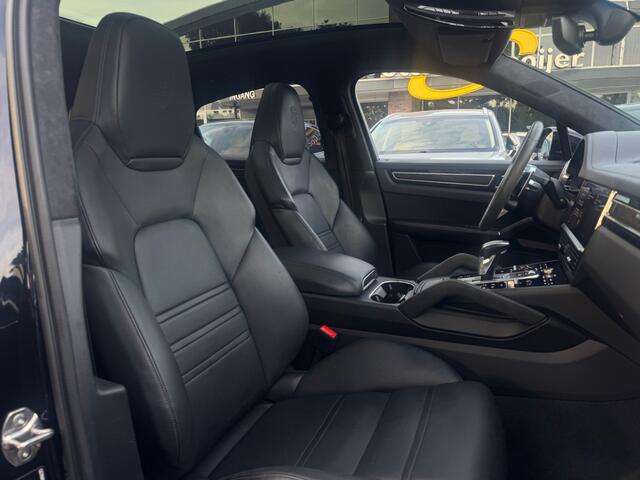 Porsche CAYENNE Coupé 3.0 E-Hybrid / Trekhaak / Panoramadak / 360Camera / Head-up / Burmester / Softclose / Keyless / 21'' / Luchtvering / Nachtzicht / Carbon intr. / Sportdesign+Chrono / Stoelventilatie+Verwarming / Dodehoek