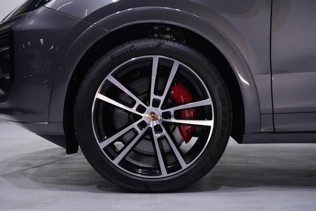 Porsche CAYENNE 4.0 V8 S ex bpm. pano-dak soft-close sportuitlaat luchtvering(PASM) electr.trekhaak stoelverwarming v+a en geventileerde voorstoelen exterieur-pakket DAB private-glas 22"lmv sport design sport-chrono Bose sounsystem 360-camera soft-close HUD ACC sportsto