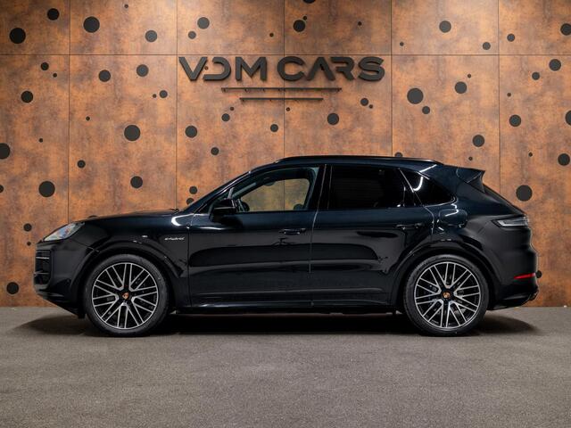 Porsche CAYENNE 3.0 E-Hybrid Black Edition | SportDesign | Trekhaak | Achterasbest. | Sportuitlaat | HUD | Bijrijdersdisplay |