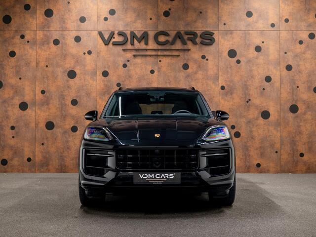 Porsche CAYENNE 3.0 E-Hybrid Black Edition | SportDesign | Trekhaak | Achterasbest. | Sportuitlaat | HUD | Bijrijdersdisplay |
