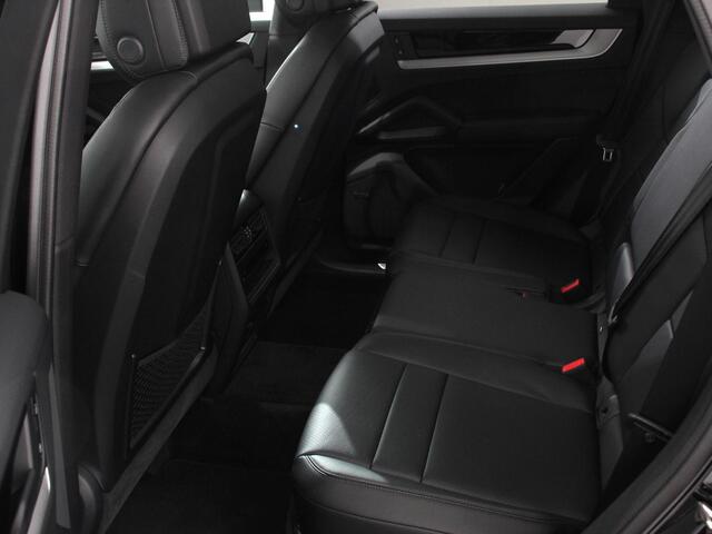 Porsche CAYENNE 3.0 E-Hybrid Luchtvering Leder Panoramadak Camera Navigatie Elektrische comfortstoelen DAB+ Led Adaptieve cruise control Climate control Lichtmetalen velgen Apple Carplay/ Android Auto