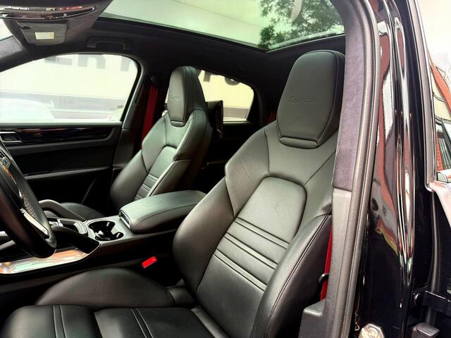 Porsche CAYENNE 4.0 Turbo 405kW/550pk Tiptronic S Techart! PANODAMADAK + LUCHTVERING + SPORT DESIGN + RSE + STUURVERWARMING + 18-WEG STOELEN + 4-WIELSTURING + PSCB REMSYSTEEM + STOELVERWARMING V&A + KEYLESS + SOFTCLOSE + PDLS PLUS + SPORTUITLAAT + 22" LM-VELGEN!!